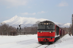 赤い貨物列車と駒ヶ岳