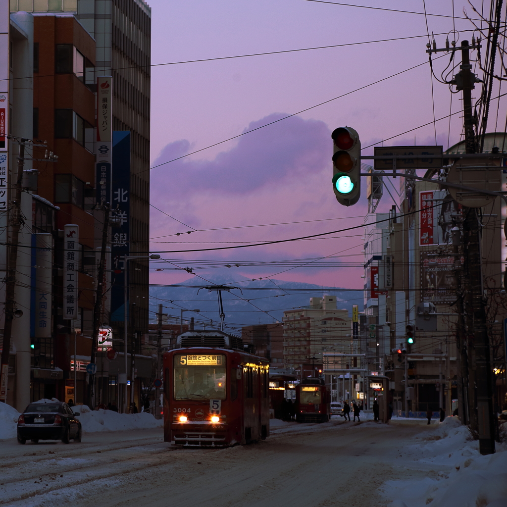 路面電車の走る街の夕暮れ時