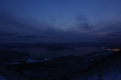 夜明け前の湖