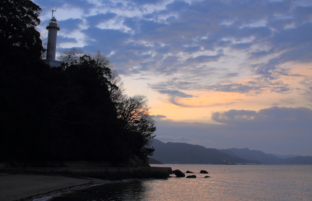 夜明けの灯台