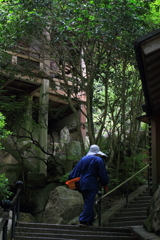 朝の山寺で