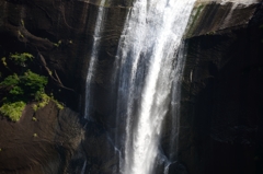 複雑に絡まる滝の流れ