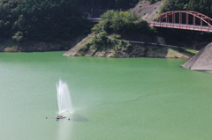 蓮ダム　ダム湖噴水