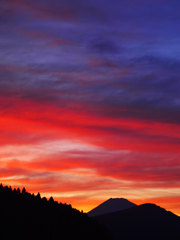 ツートンカラーの夕焼けと富士山