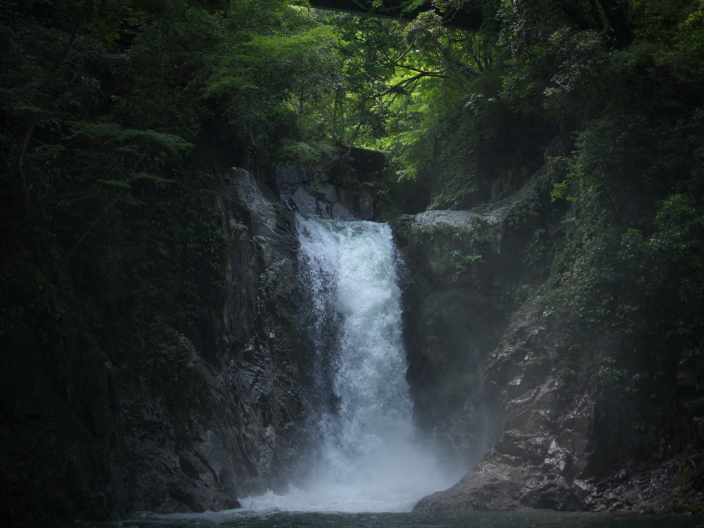 遭難の上に遭遇した滝