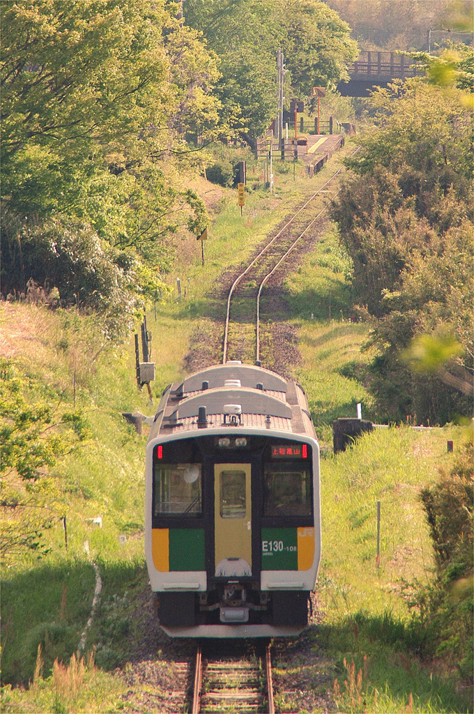 平山駅に入るE-130