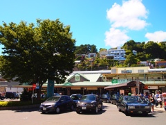 真夏の駅前