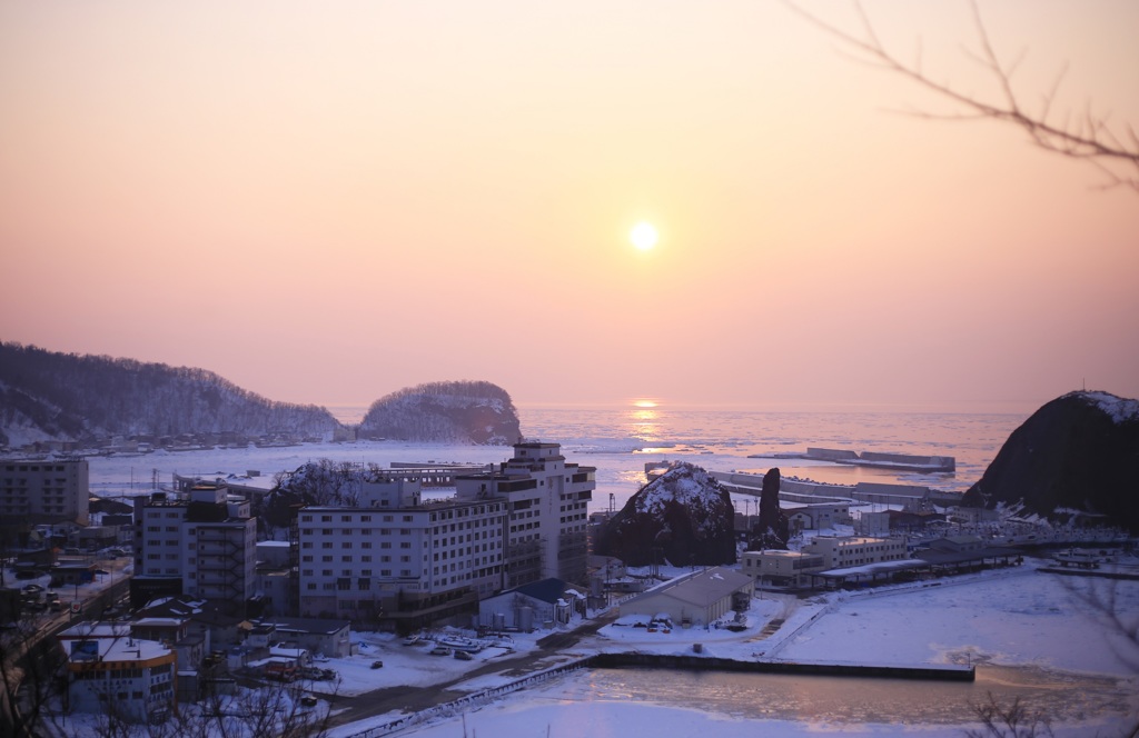 流氷に映る夕陽 ～知床ウトロ～