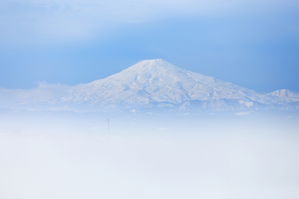 白く浮かび上がる鳥海山