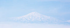 空に浮かび上がる鳥海山