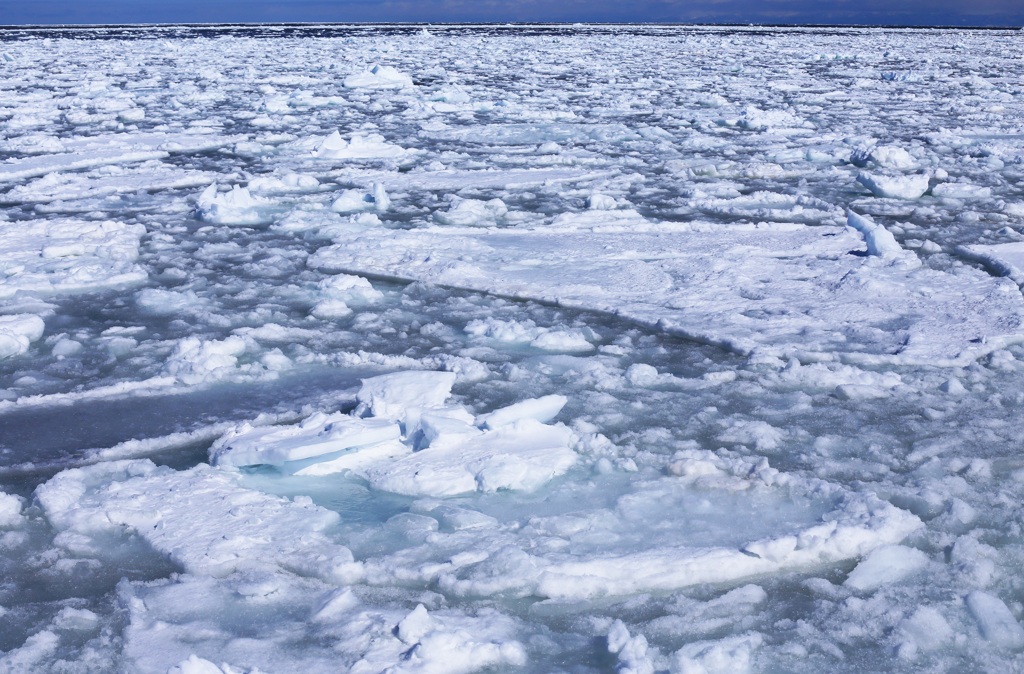 春に向かう流氷群