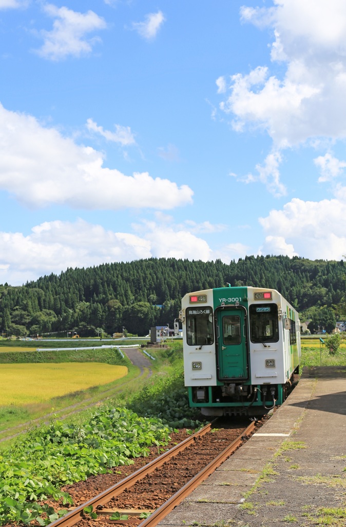 夏空の由利高原鉄道