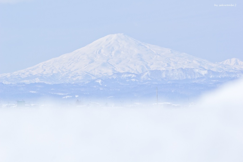 雪壁から望む鳥海山