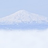 雪壁から望む鳥海山