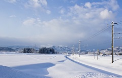 線路のある雪原風景