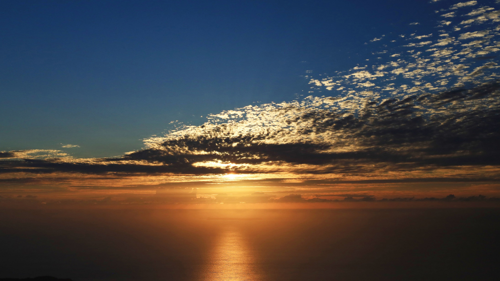空と海の間