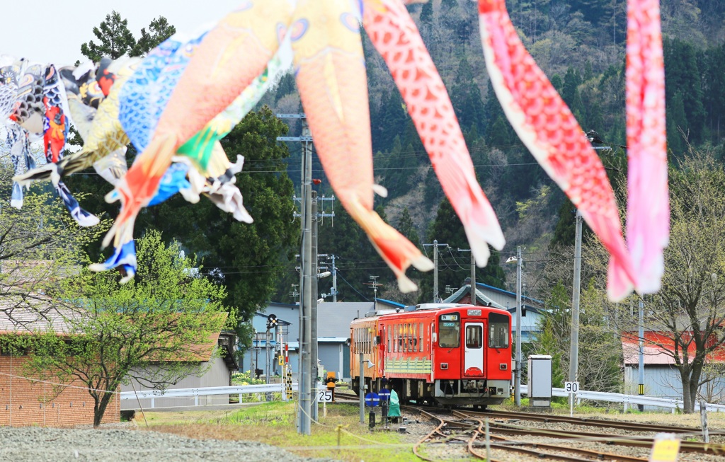 鯉のぼりと赤い列車