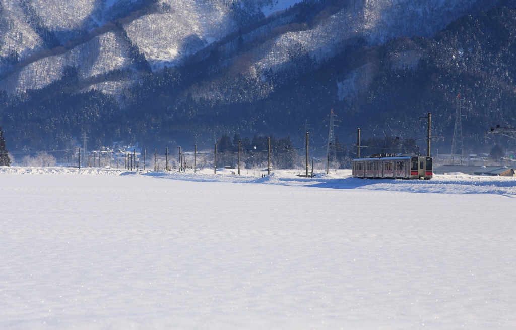 雪国列車がゆく♪～東鳥海山と～