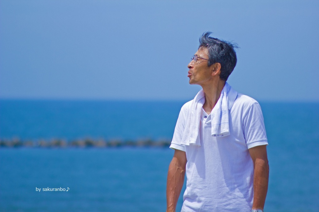 口笛を吹く男