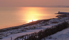 オホーツクの旅人　～朝焼けの海岸散歩～