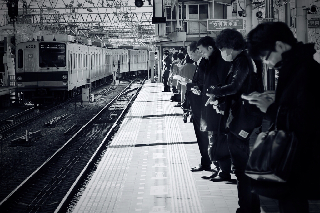 電車を待つ人々(代々木上原駅)