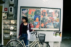 ポスターの前