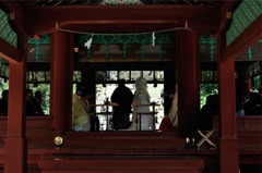 厳かに、慎ましく