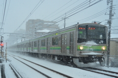 雪の中を最後の力走をする２０５系