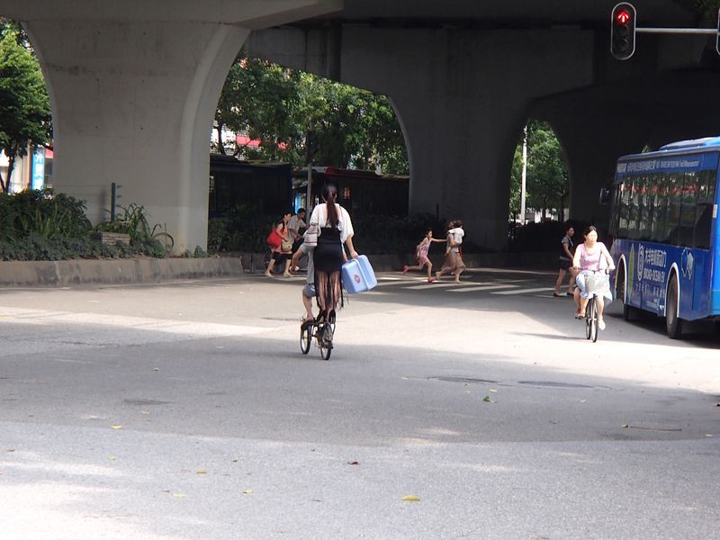 自転車に立つ