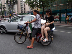 モーターバイク・タクシー女運転手