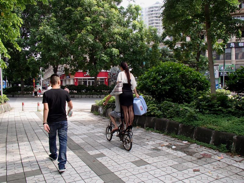 自転車に立つ