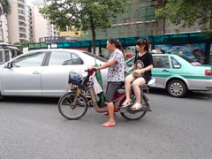 モーターバイク・タクシー女運転手