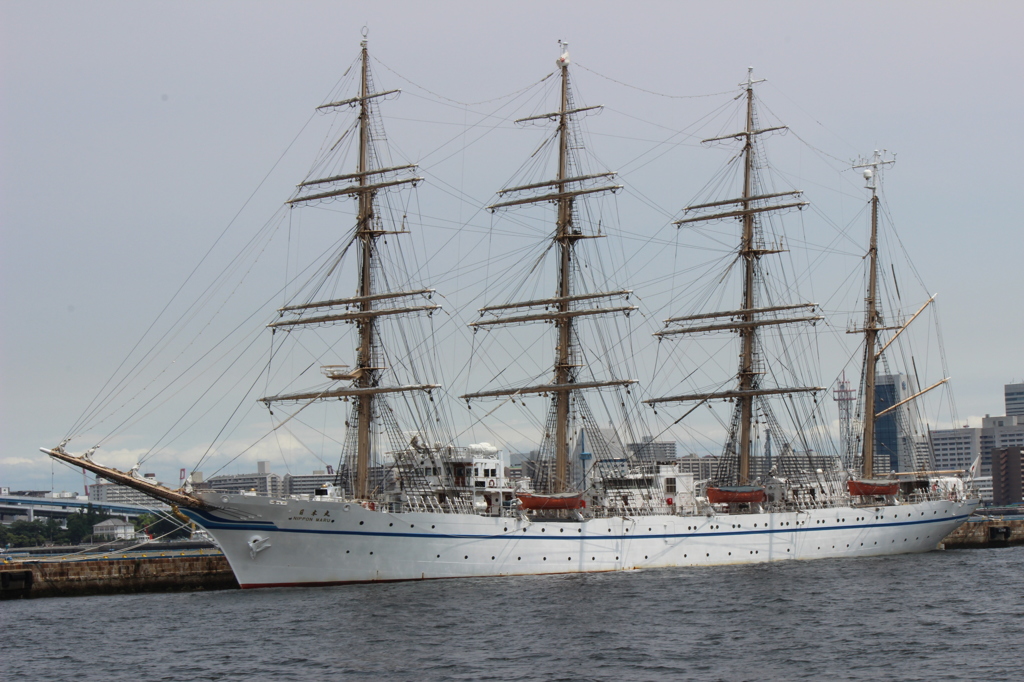 神戸港に停泊中の日本丸（１）