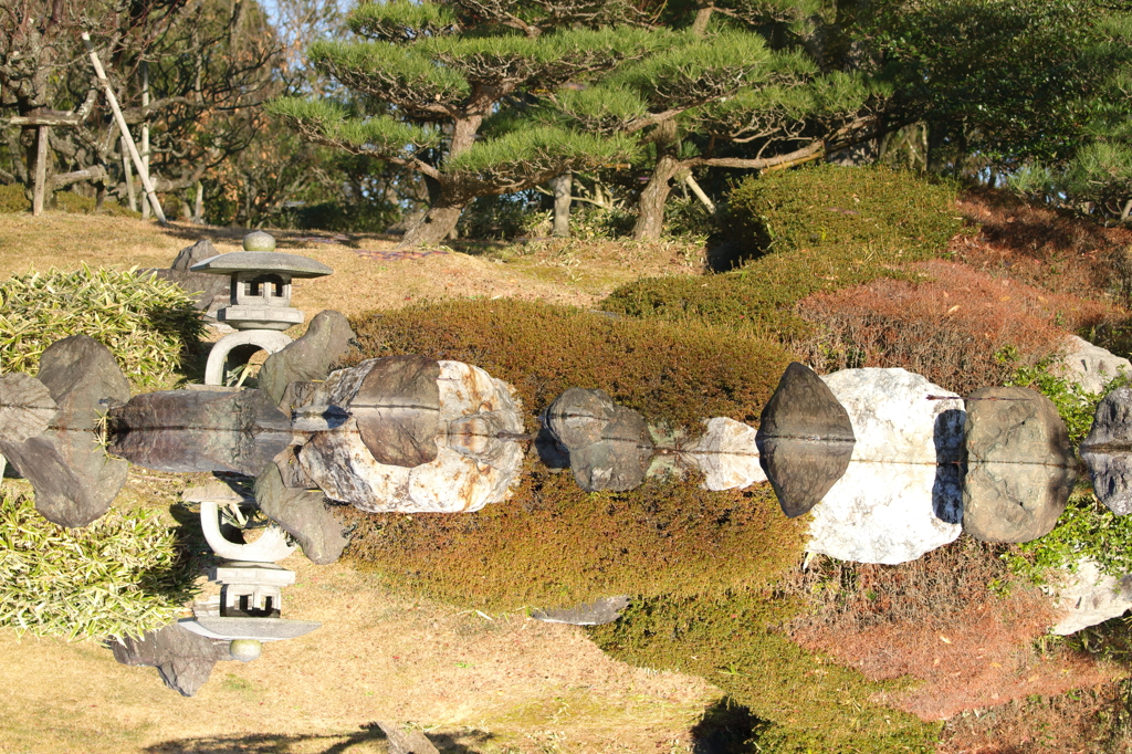 庭園の鏡面池を反転してみました