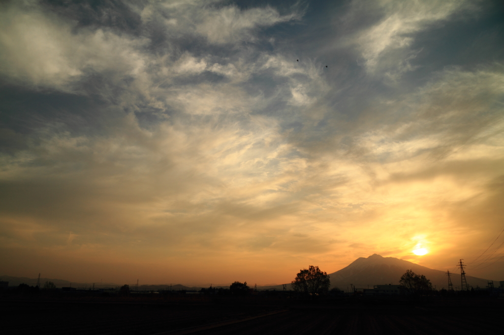 夕暮れの岩木山