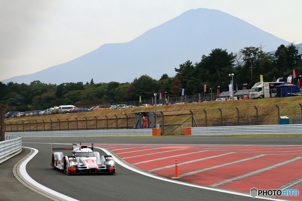 富士山とLMPカー