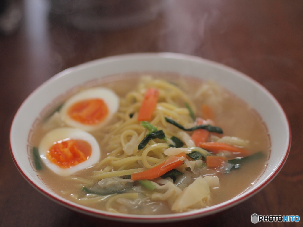 野菜を食べるタンメン