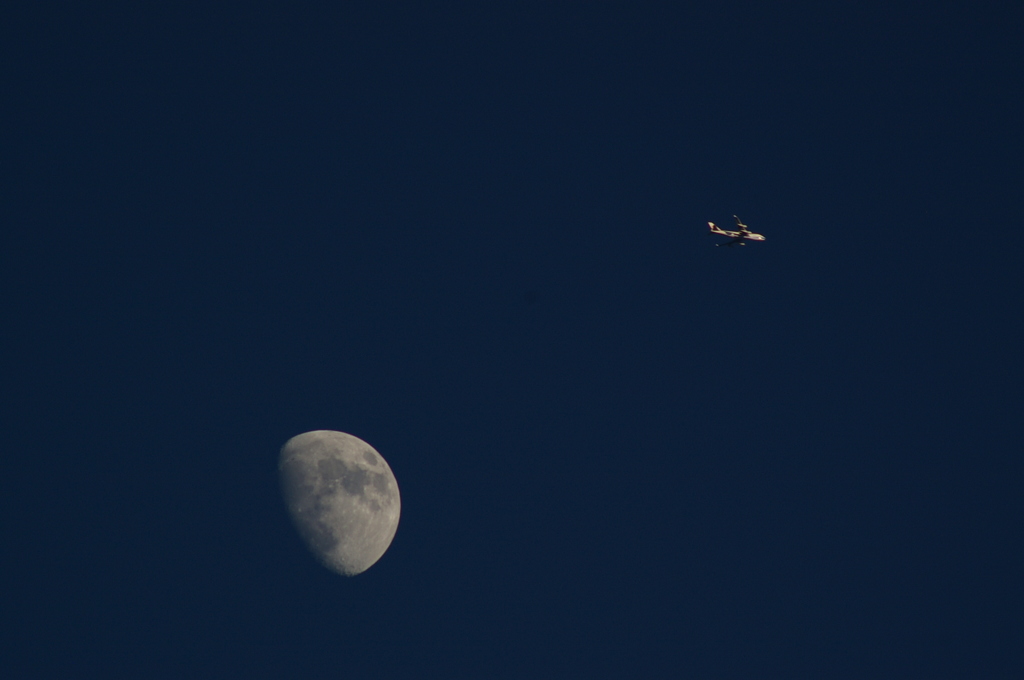 月と飛行機