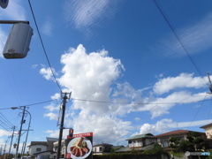 看板と雲