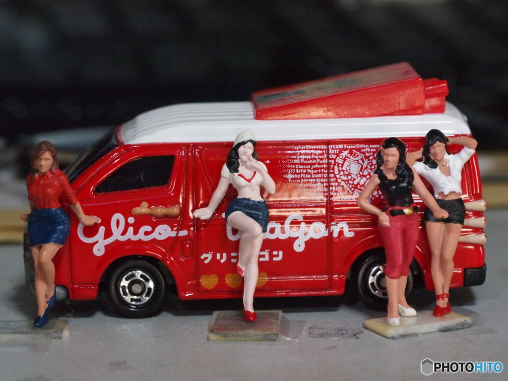 Glico Wagon with 70'pin-up girls