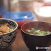 牛丼と味噌汁：どうだ　この湯気！