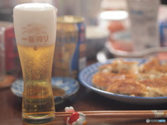 冷凍餃子１２個に缶は二缶！