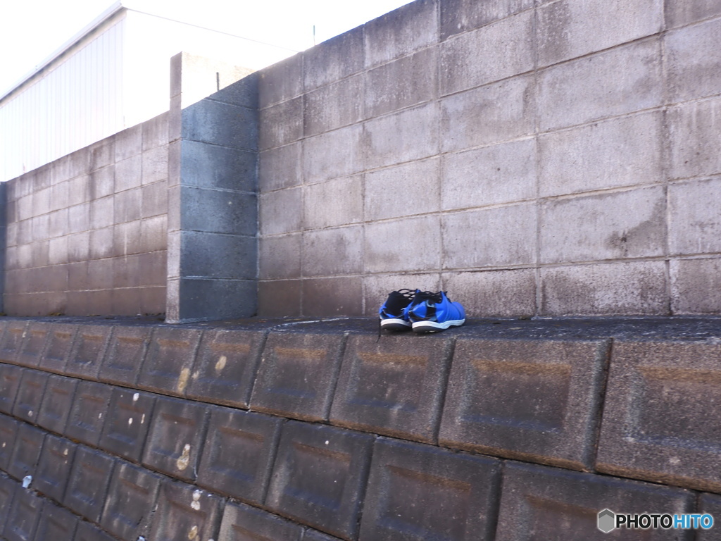 こんなところで靴を脱いで？