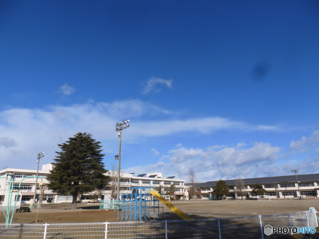 母校と空と雲と