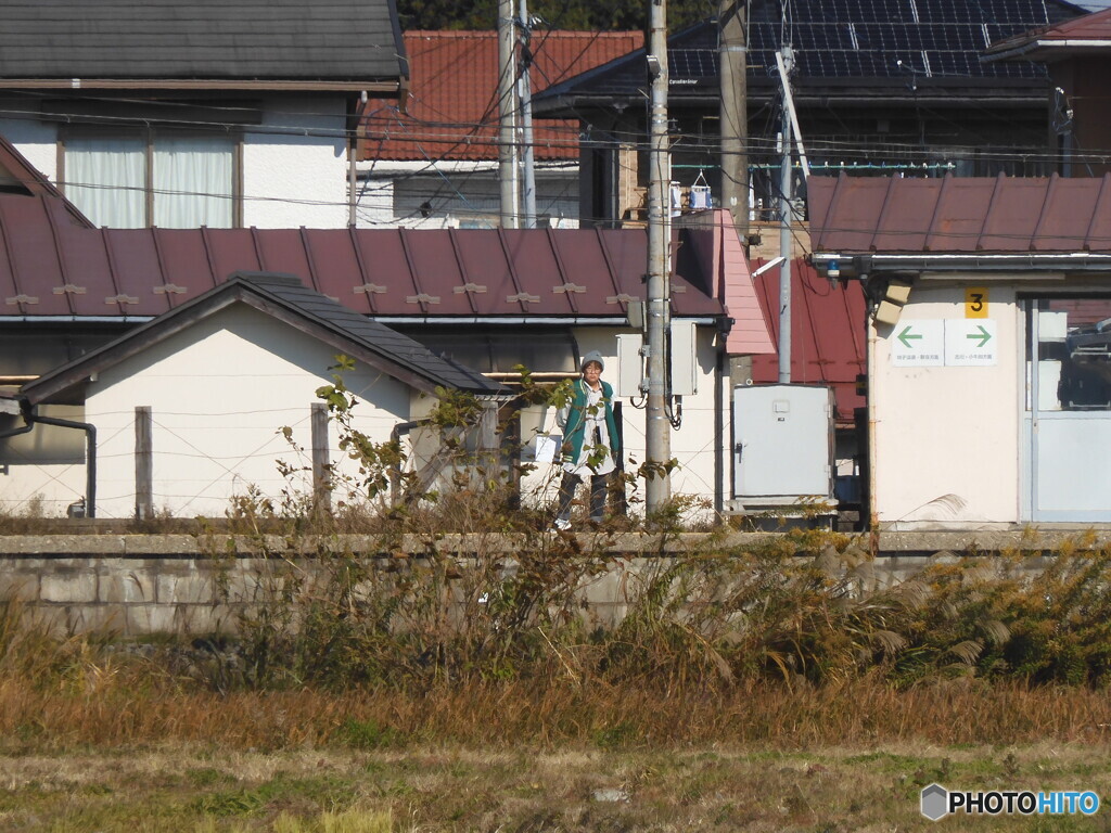 四季島通過を待つまち人