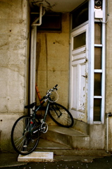 白い扉と自転車