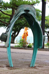 馬の鞍の間から