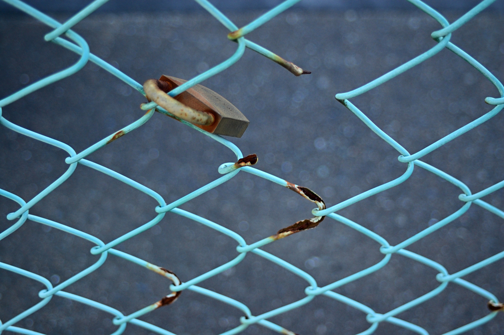 場違いな南京錠