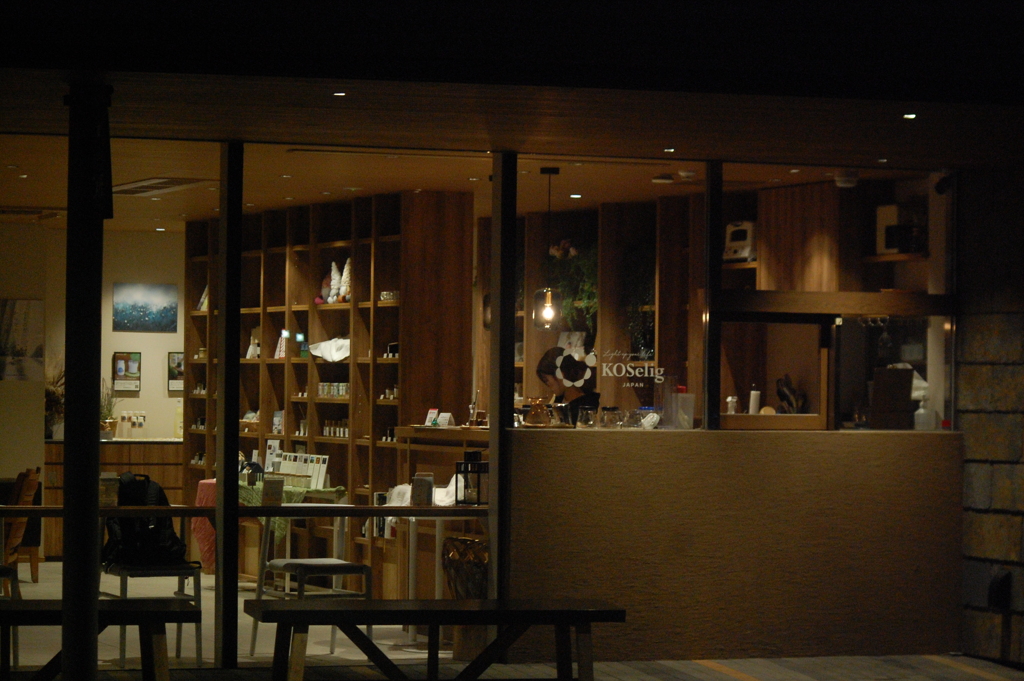 夜のカフェテリア