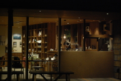 夜のカフェテリア